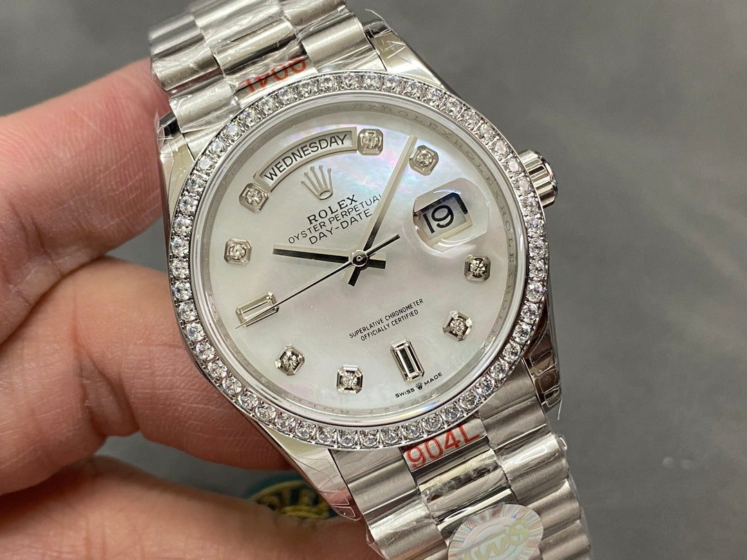 Rolex Day-Date con esfera Madre Perla (MOP) y diamantes — Rolex