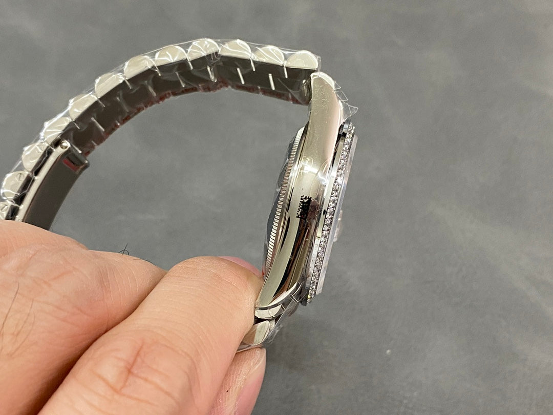 Rolex Day-Date con esfera Madre Perla (MOP) y diamantes — Rolex
