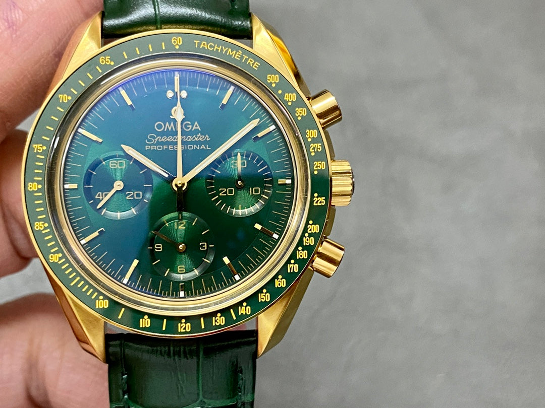Omega Speedmaster Professional Moonwatch 18K Gold Green Dial (Edición Especial) — Omega