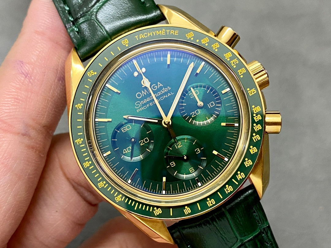 Omega Speedmaster Professional Moonwatch 18K Gold Green Dial (Edición Especial) — Omega